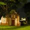 Vista noturna da Capela de Nossa Sra. do Rosário dos Pretos, Tiradentes, MG, Brasil 