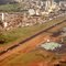 Aeroporto (BAU) e cidade (parcial) de Bauru, SP, Brasil.